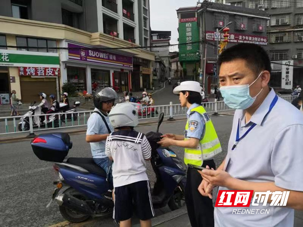 全域文明創(chuàng)建在行動(dòng)丨鳳凰縣:校車辦組織部門聯(lián)合開展校園周邊交通問題頑瘴痼疾整治行動(dòng) 為學(xué)生出行保駕護(hù)航 微信圖片_20220615114635.jpg