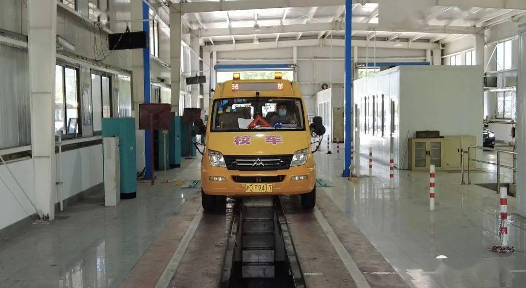 靜安交警開(kāi)展校車(chē)安全檢查，護(hù)航校園安全