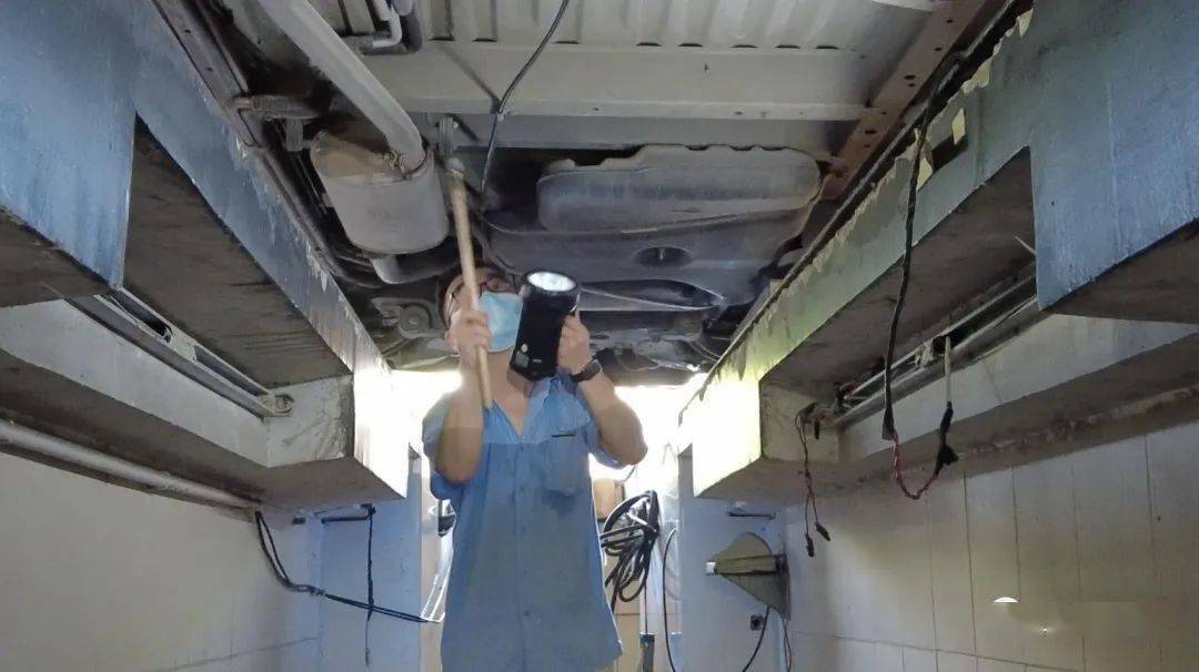 靜安交警開(kāi)展校車(chē)安全檢查，護(hù)航校園安全