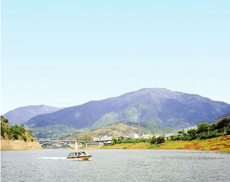 庫(kù)區(qū)孩子的“水上校車(chē)” 庫(kù)區(qū)孩子的“水上校車(chē)”