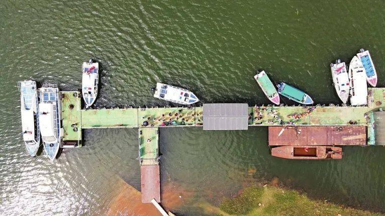 庫(kù)區(qū)孩子的“水上校車(chē)” 庫(kù)區(qū)孩子的“水上校車(chē)”