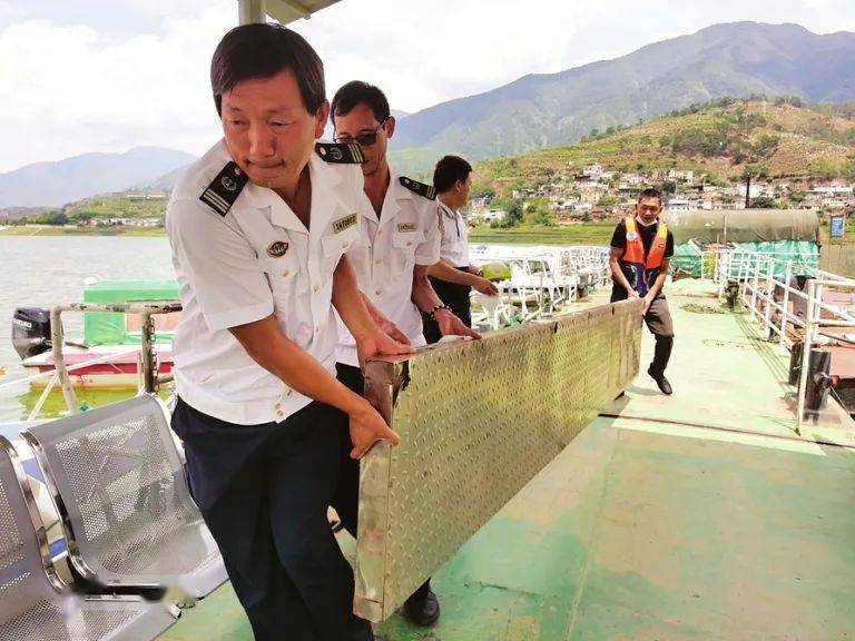 庫(kù)區(qū)孩子的“水上校車(chē)” 庫(kù)區(qū)孩子的“水上校車(chē)”