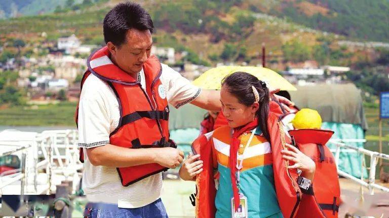 庫(kù)區(qū)孩子的“水上校車(chē)” 庫(kù)區(qū)孩子的“水上校車(chē)”