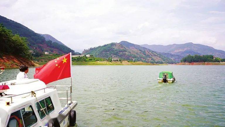 庫(kù)區(qū)孩子的“水上校車(chē)” 庫(kù)區(qū)孩子的“水上校車(chē)”