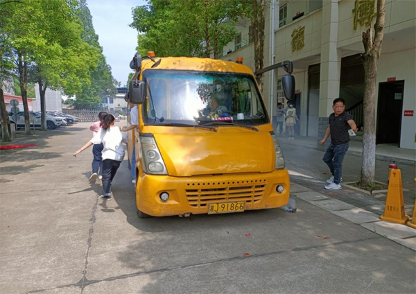 深柳鎮(zhèn)開展校車應急疏散演練活動/ 圖片1.png
