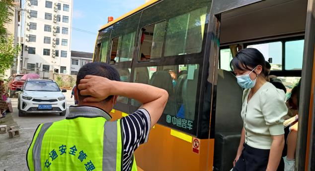 黃石鎮(zhèn)：扎實(shí)開(kāi)展校車安全檢查工作