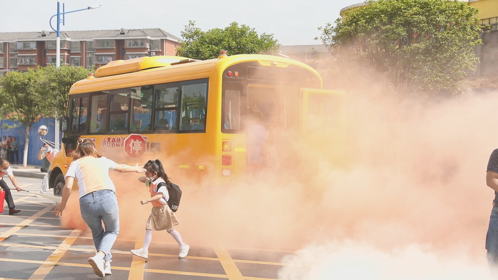 我縣開展應(yīng)對校車突發(fā)事件應(yīng)急演練/ 2H2A0423.MP4_20220616_103500.249.jpg