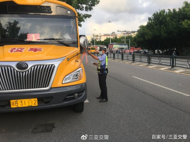 “護(hù)航上學(xué)路”三亞交警持續(xù)開展校車交通安全專項(xiàng)整治行動(dòng) 圖片