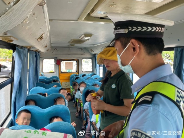 “護(hù)航上學(xué)路”三亞交警持續(xù)開展校車交通安全專項(xiàng)整治行動(dòng) 圖片