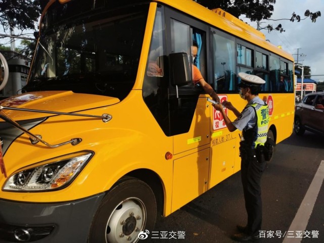 “護(hù)航上學(xué)路”三亞交警持續(xù)開展校車交通安全專項(xiàng)整治行動(dòng) 圖片