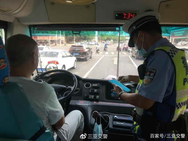 “護(hù)航上學(xué)路”三亞交警持續(xù)開展校車交通安全專項(xiàng)整治行動(dòng) 圖片