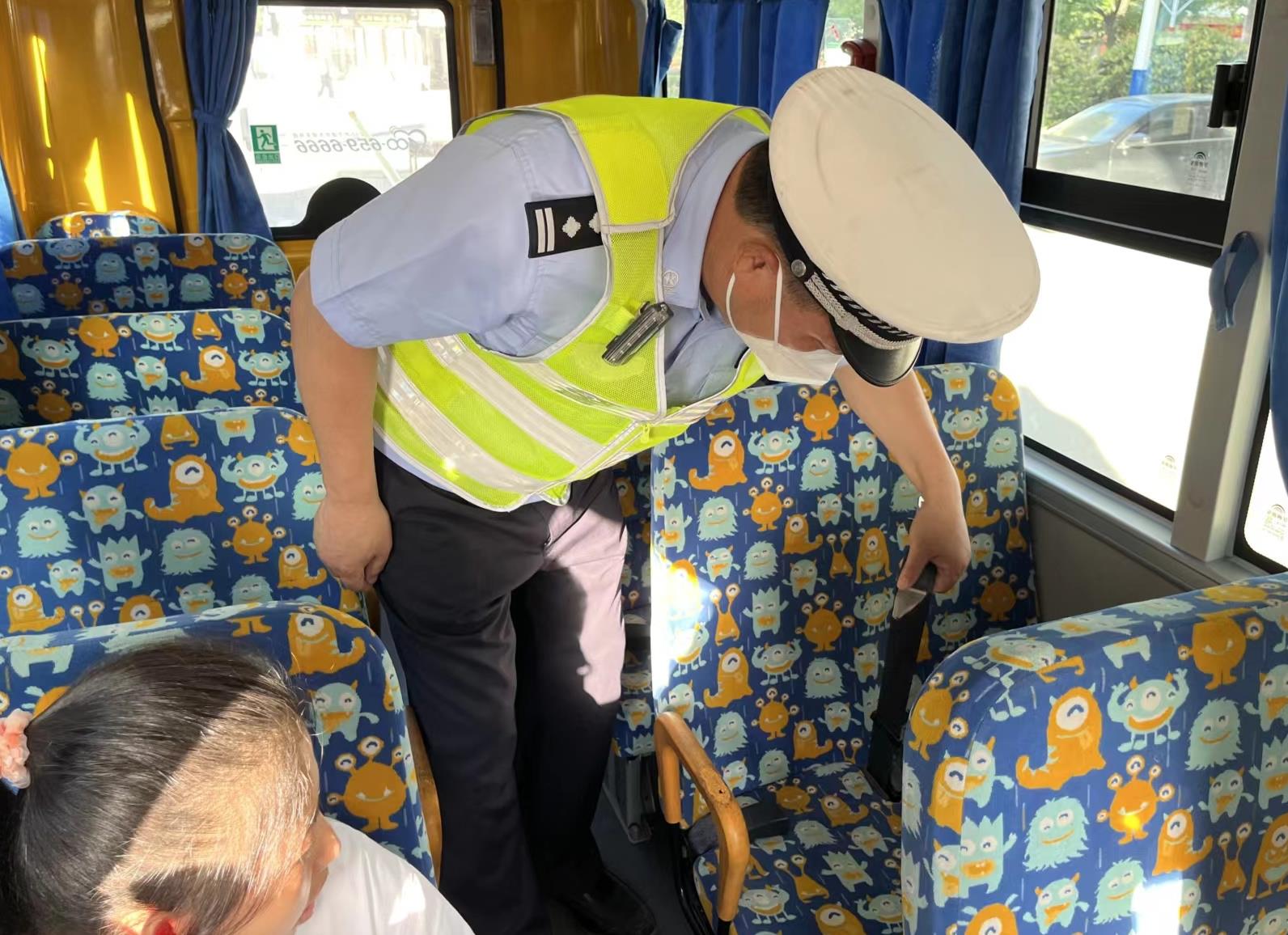 我為群眾辦實(shí)事 檢查校車安全 守護(hù)出行平安 我為群眾辦實(shí)事 檢查校車安全 守護(hù)出行平安