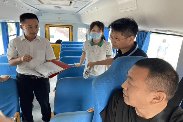 整治校車頑瘴痼疾 確保學生乘車安全 整治校車頑瘴痼疾 確保學生乘車安全