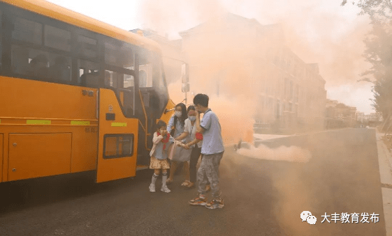 校車安全伴我行 應急演練筑防線 校車安全伴我行 應急演練筑防線