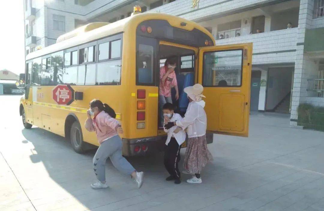 校車安全伴我行 應急演練筑防線 校車安全伴我行 應急演練筑防線