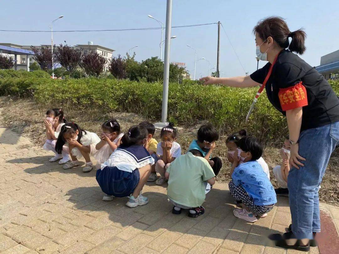 校車安全伴我行 應急演練筑防線 校車安全伴我行 應急演練筑防線