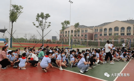 校車安全伴我行 應急演練筑防線 校車安全伴我行 應急演練筑防線