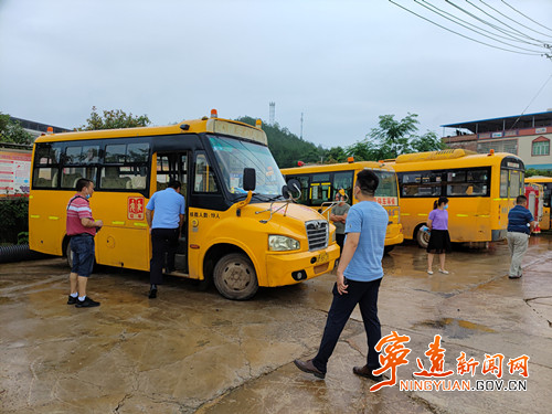 寧遠:關(guān)注校車安全 呵護兒童成長 寧遠:關(guān)注校車安全 呵護兒童成長2_500.jpg