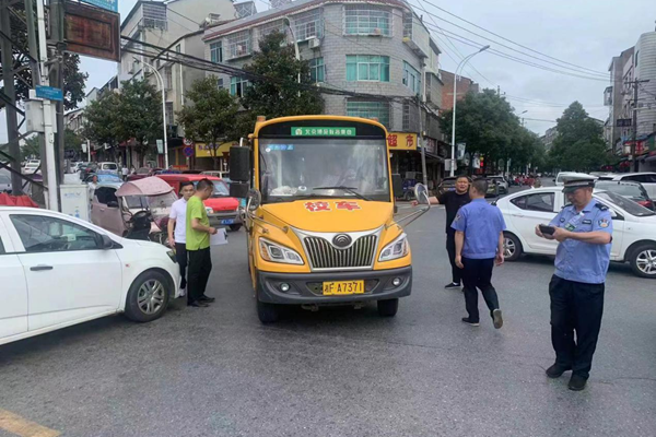南湖新區(qū):整治校車頑瘴痼疾 確保學(xué)生乘車安全 432324234242.png