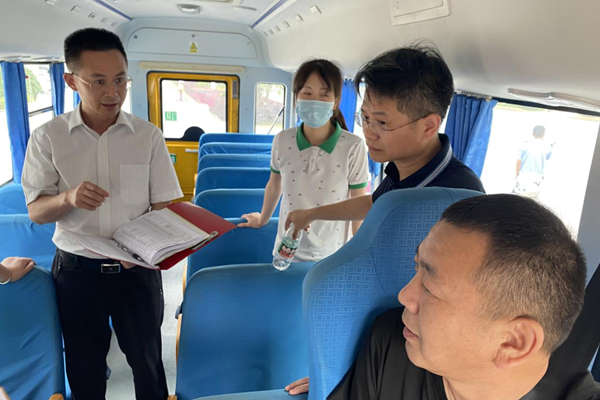 南湖新區(qū):整治校車頑瘴痼疾 確保學(xué)生乘車安全 1233333.png