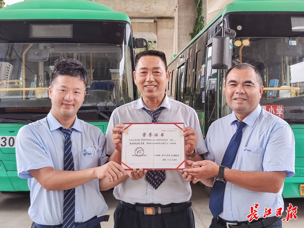 接力給小女孩帶牛奶的“校車伯伯”，獲5000元正能量獎(jiǎng)勵(lì)