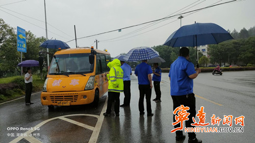 寧遠(yuǎn):開展校車安全專項整治 護(hù)航學(xué)生安全出行 寧遠(yuǎn):開展校車安全專項整治 護(hù)航學(xué)生安全出行2_副本500.jpg