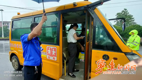 寧遠(yuǎn):開展校車安全專項整治 護(hù)航學(xué)生安全出行 寧遠(yuǎn):開展校車安全專項整治 護(hù)航學(xué)生安全出行_副本500.jpg