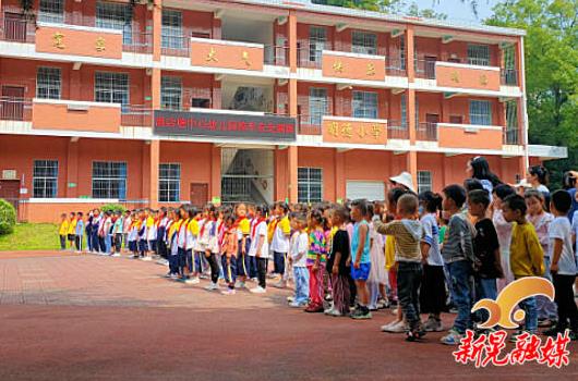 晃州鎮(zhèn)酒店塘社區(qū)開展校車安全演練進(jìn)校園活動(dòng)/ 晃州鎮(zhèn)酒店塘社區(qū)開展校車安全演練進(jìn)校園活動(dòng)