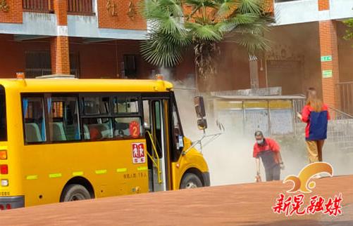 晃州鎮(zhèn)酒店塘社區(qū)開展校車安全演練進(jìn)校園活動(dòng)/ 晃州鎮(zhèn)酒店塘社區(qū)開展校車安全演練進(jìn)校園活動(dòng)