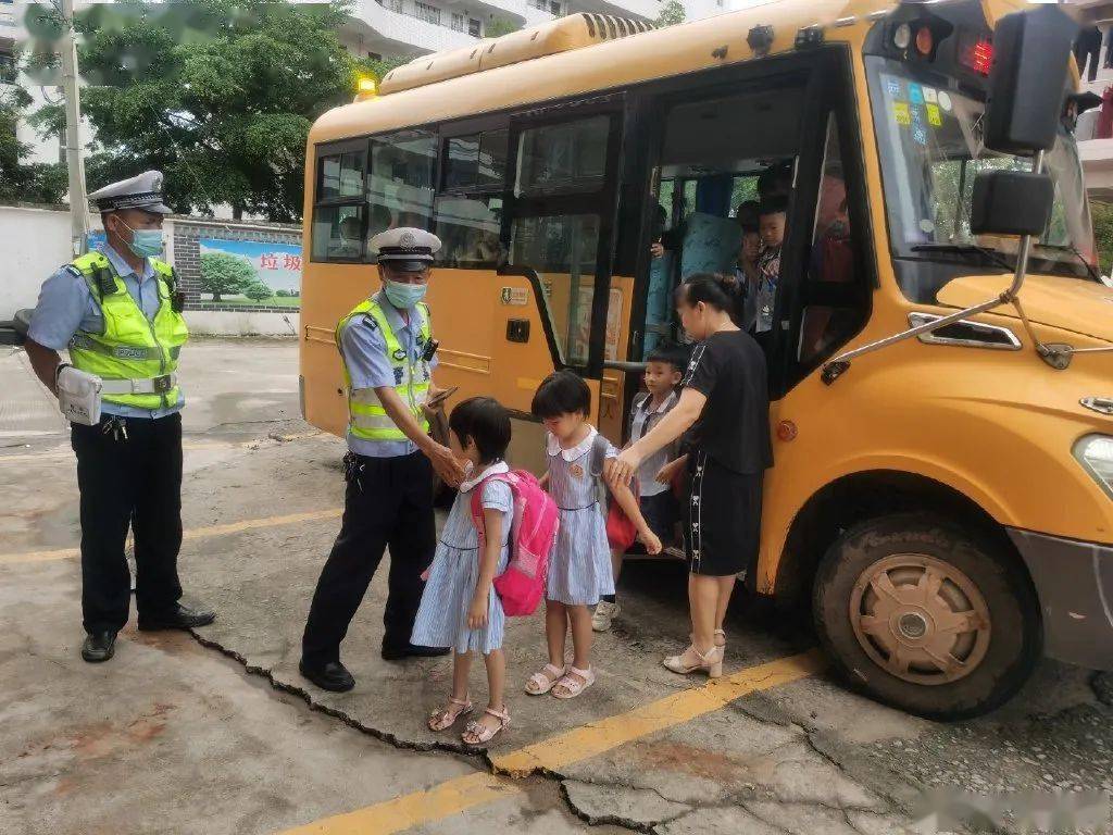 驚！化州一校車嚴(yán)重超載，限載28人竟擠了51人！