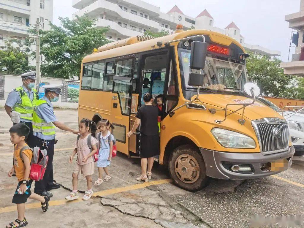驚！化州一校車嚴(yán)重超載，限載28人竟擠了51人！