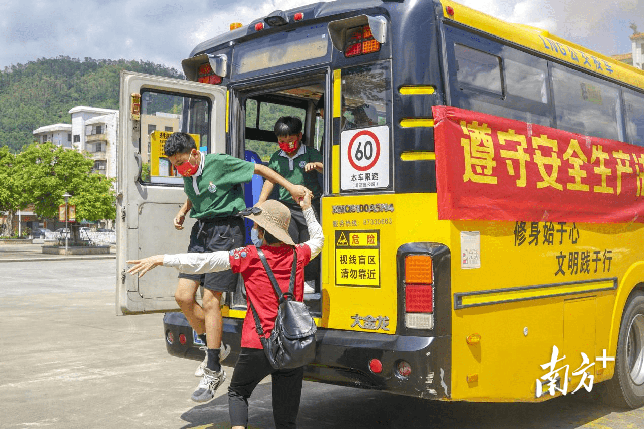 安全童行！中山公交開展專用校車應(yīng)急處置綜合演練