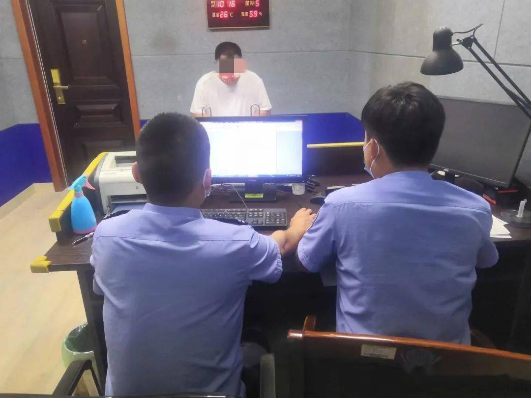 衡水1黑校車超載拉了一車孩子，連校車標(biāo)牌都沒(méi)有！