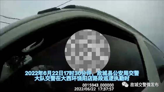 衡水1黑校車超載拉了一車孩子，連校車標(biāo)牌都沒(méi)有！