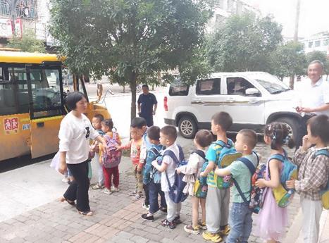 巨口鋪鎮(zhèn)開(kāi)展校車應(yīng)急疏散演練/ 巨口鋪鎮(zhèn)開(kāi)展校車應(yīng)急疏散演練