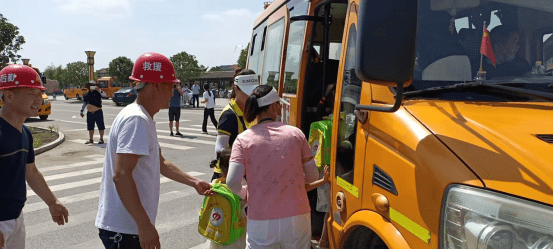 澧縣校車(chē)公司強(qiáng)化“安全生產(chǎn)月”開(kāi)展救援演練活動(dòng) 澧縣校車(chē)公司強(qiáng)化“安全生產(chǎn)月”開(kāi)展救援演練活動(dòng)