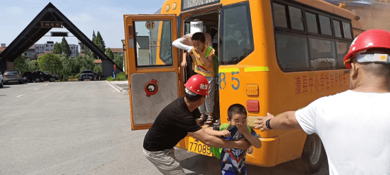 澧縣校車(chē)公司強(qiáng)化“安全生產(chǎn)月”開(kāi)展救援演練活動(dòng) 澧縣校車(chē)公司強(qiáng)化“安全生產(chǎn)月”開(kāi)展救援演練活動(dòng)