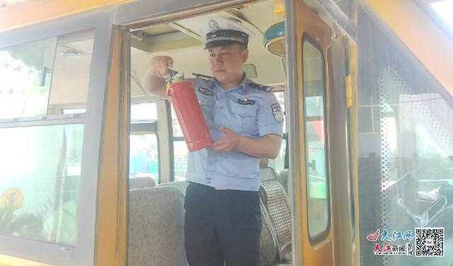 德安交警開展校車安全大檢查 筑牢學生出行安全防線（圖）