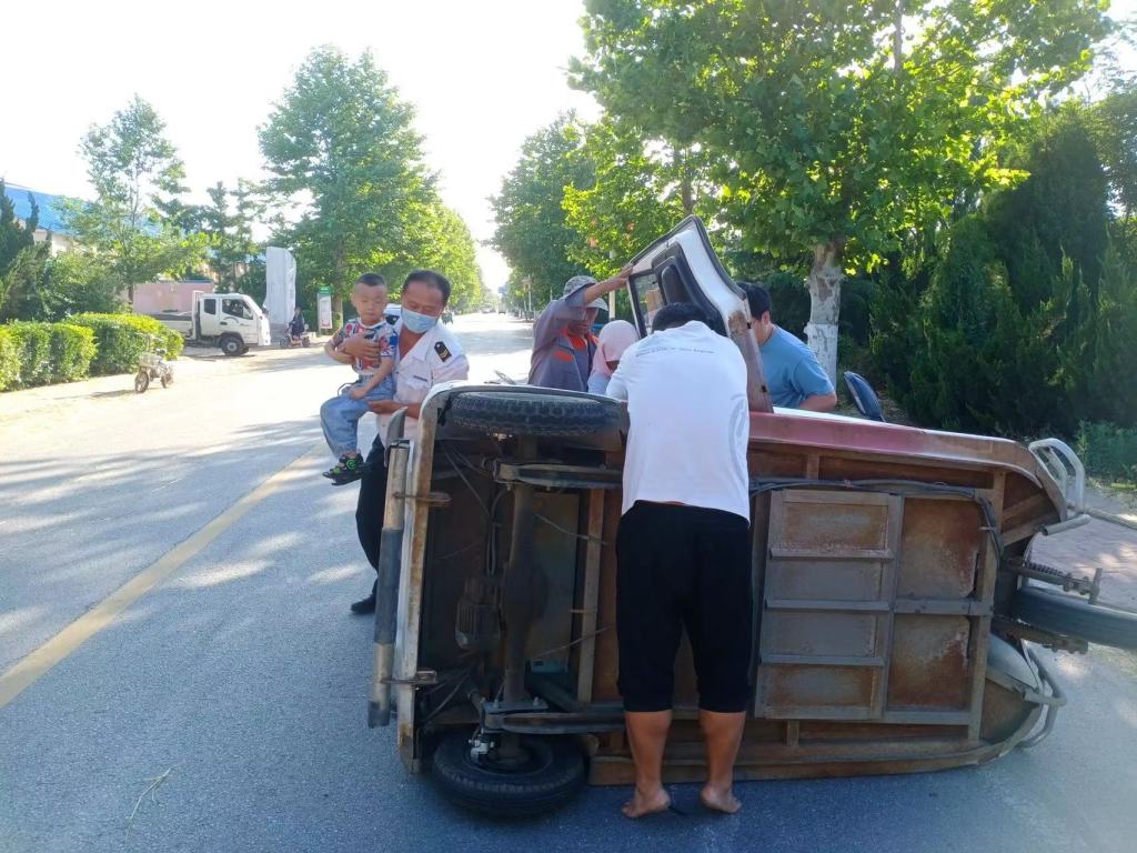 三輪車不慎側(cè)翻 平度校車駕照人員暖心救援