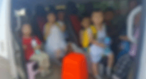 24個孩子塞進核載9人的“黑校車”，司機被立案偵查｜一線微觀