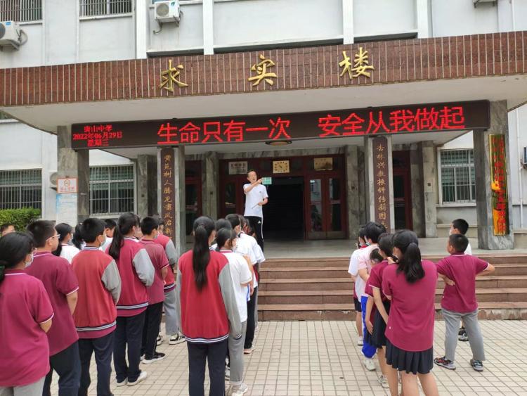 桓臺縣唐山鎮(zhèn)中學(xué)開展校車事故應(yīng)急疏散演練