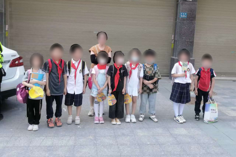 5座“校車(chē)”塞了10人？福州交警：違法！查處！