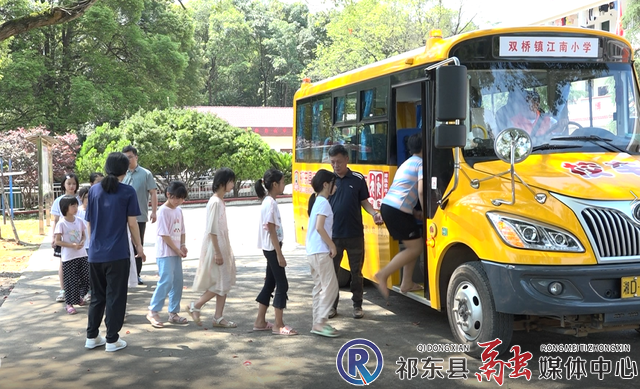 安朵校車公司開展應(yīng)急演練/ w_0269d0b2495da1a606b75a4a5444b89.png