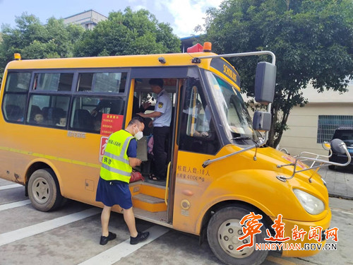 【創(chuàng)建全國文明城市】寧遠:“五個一”織密校園道路交通安全網(wǎng) 【創(chuàng)建全國文明城市】寧遠:“五個一”織密校園道路交通“安全網(wǎng)”1_副本500.jpg