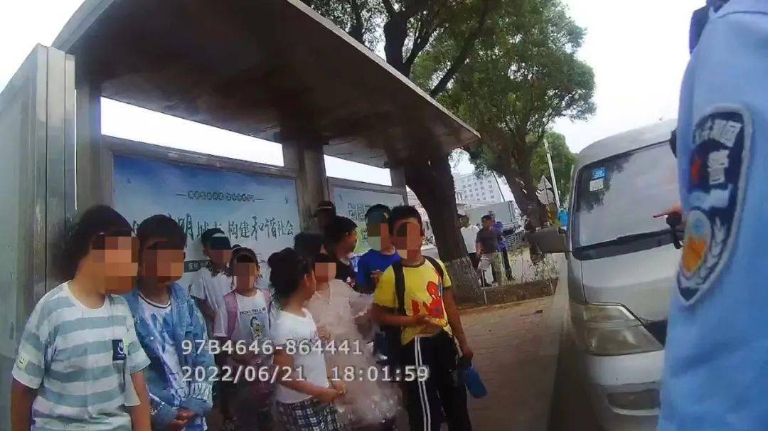 朝陽(yáng)又現(xiàn)“黑校車(chē)” 8座面包車(chē)塞了15個(gè)孩子 朝陽(yáng)又現(xiàn)“黑校車(chē)” 8座面包車(chē)塞了15個(gè)孩子