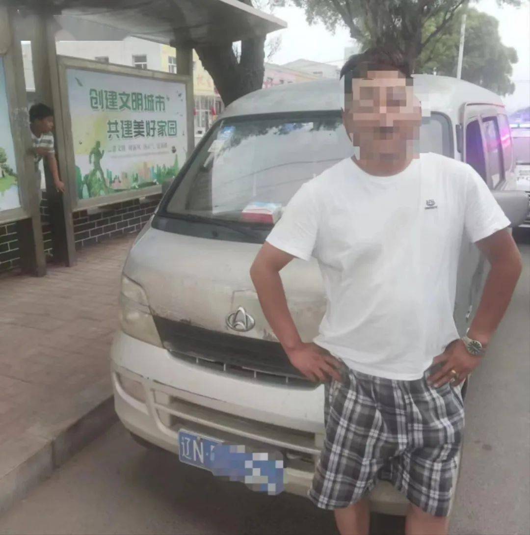 朝陽(yáng)又現(xiàn)“黑校車(chē)” 8座面包車(chē)塞了15個(gè)孩子 朝陽(yáng)又現(xiàn)“黑校車(chē)” 8座面包車(chē)塞了15個(gè)孩子