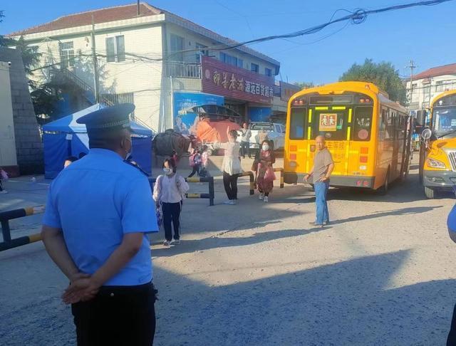 棲霞市唐家泊鎮(zhèn)開展校車安全大檢查/ 棲霞市唐家泊鎮(zhèn)開展校車安全大檢查