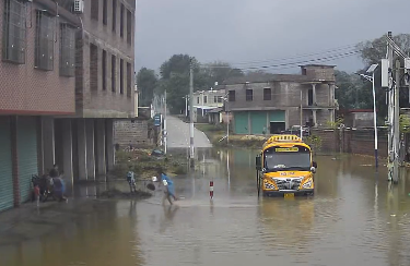校車涉水“罷工”，司機(jī)蹚水把十余個(gè)孩子背到安全位置