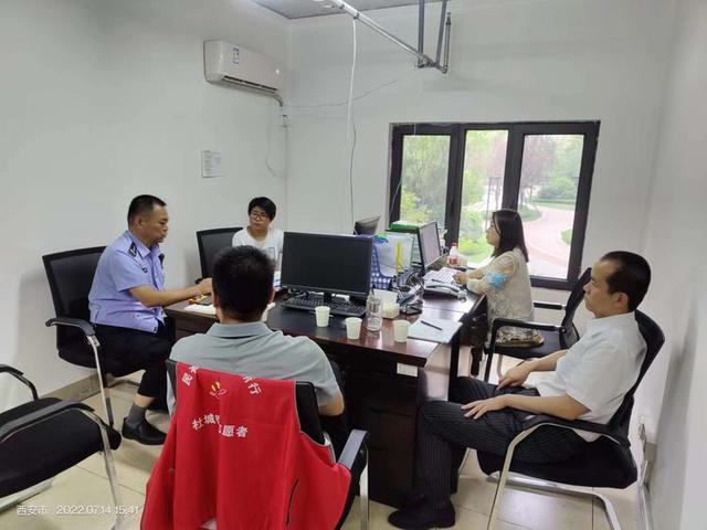 我為群眾辦實(shí)事|西安雁塔交警:用“小車位”解決“大問(wèn)題” 我為群眾辦實(shí)事|西安雁塔交警:用“小車位”解決“大問(wèn)題”