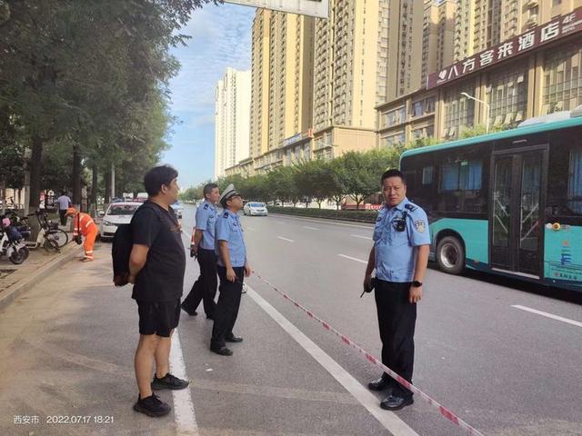 我為群眾辦實(shí)事|西安雁塔交警:用“小車位”解決“大問(wèn)題” 我為群眾辦實(shí)事|西安雁塔交警:用“小車位”解決“大問(wèn)題”